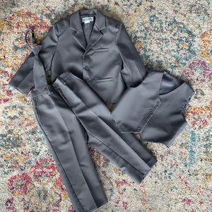 Boys size 5 suit set. 4 pieces. Grey.